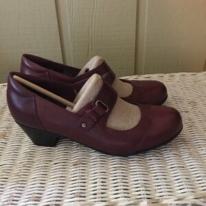 Clarks Burgundy Leather Refined Tailored Mary Jane Low Heels size 6 Wide